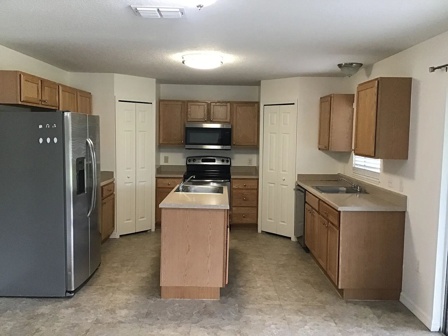 4 bed, 2.5 bath, 2818 sqft, $3,265 — Photo 2