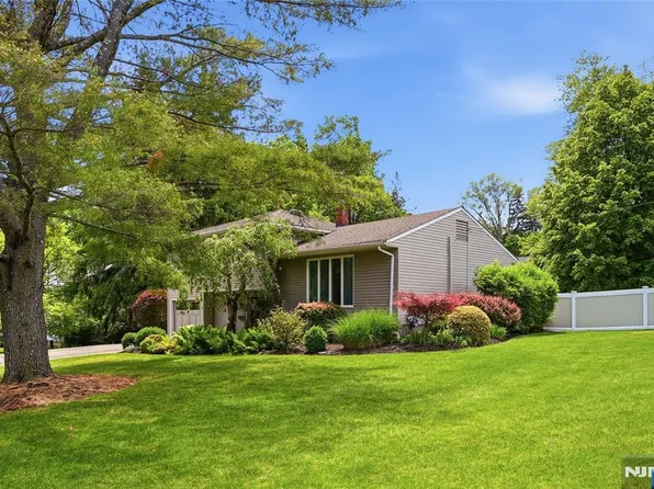 4 Ackerman St, Waldwick, NJ 07463