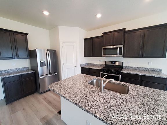 4th image of 885 Emerald Lakes St