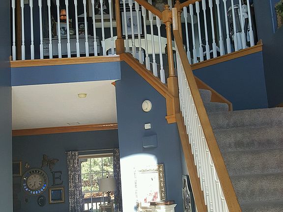 2-story foyer (new photo)