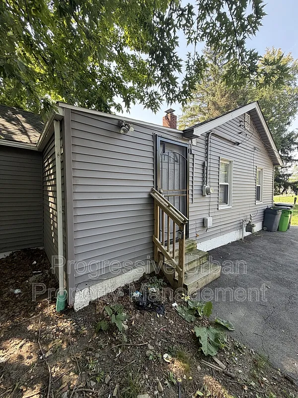 3 bed, 1.0 bath, 880 sqft, $1,550 — Photo 2