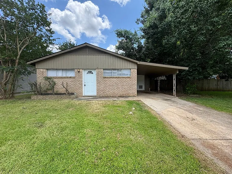 4604 Donnie Ave — Photo 1