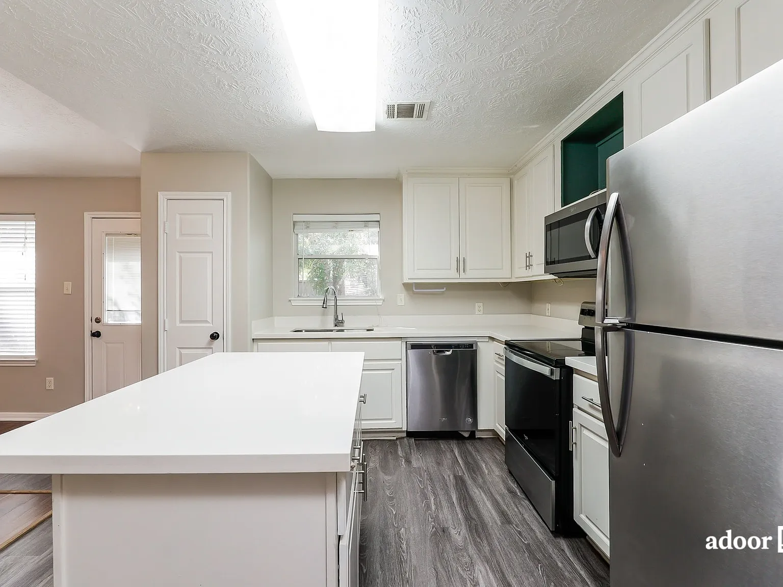 3 bed, 2.0 bath, 1264 sqft, $1,575 — Photo 3
