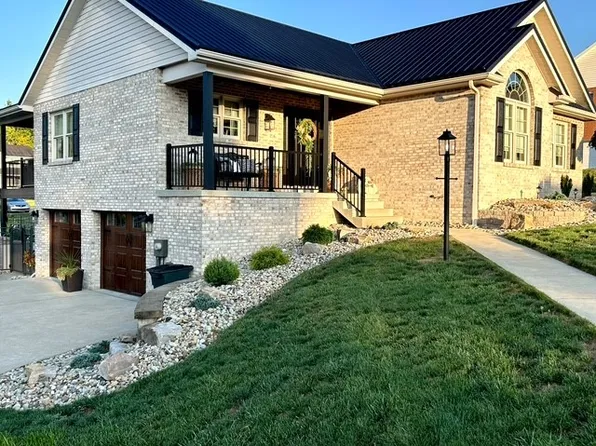 216 Elm Dr, Mount Pleasant, PA 15666