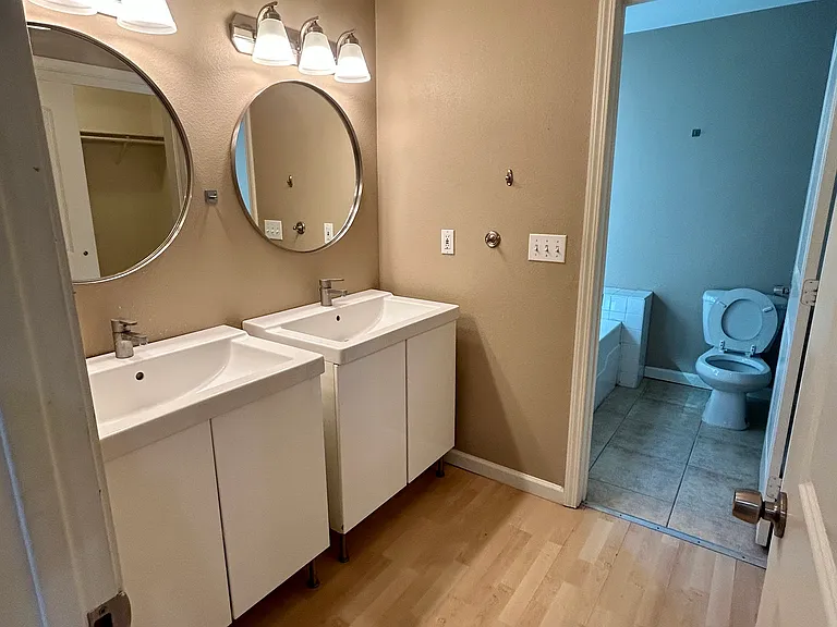 240 N Van Ness Ave — Photo 15