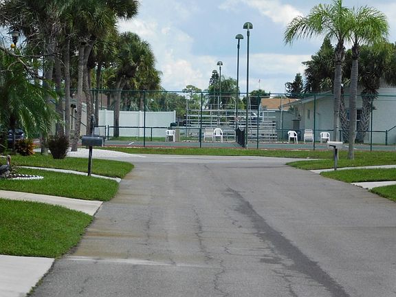 5th image of 915 Trinidad W