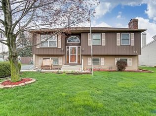 43 Springwood Dr W, Oregon, OH 43616