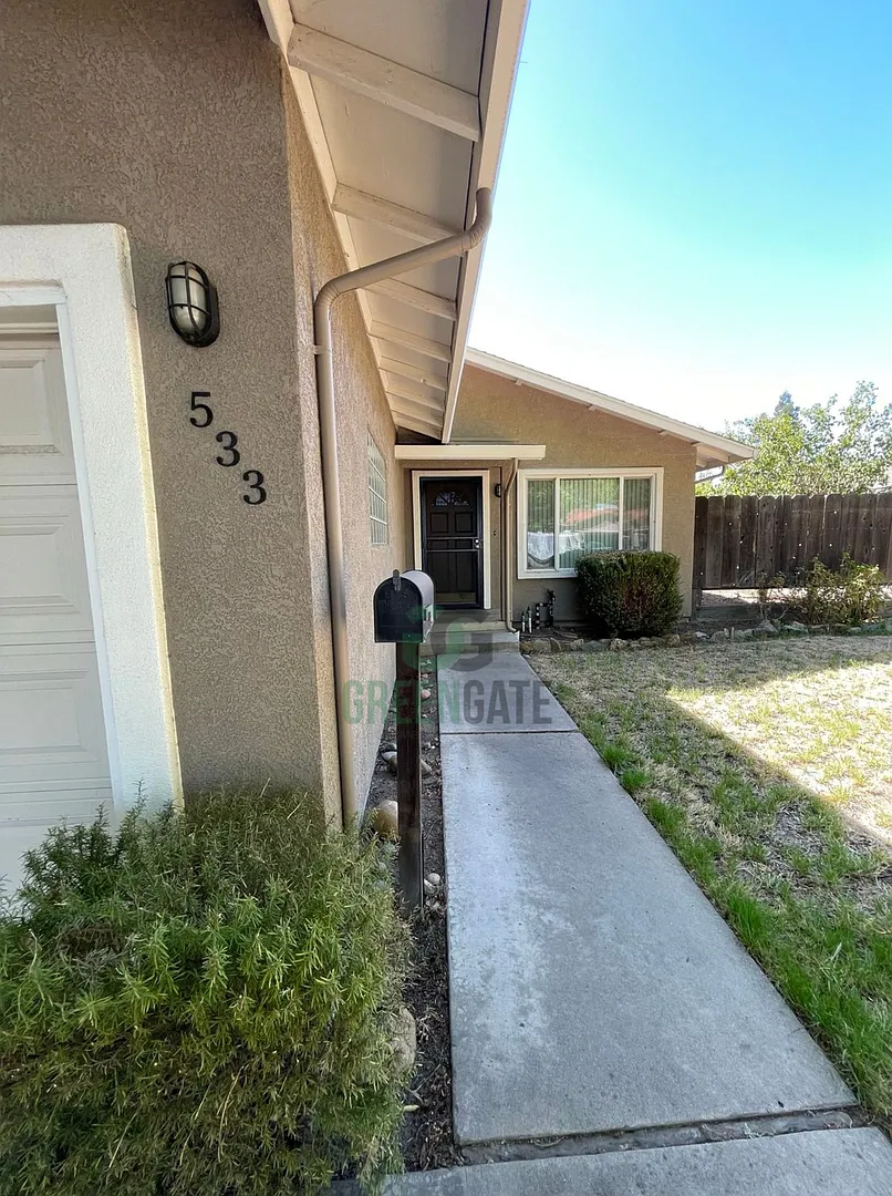Beautiful 3 bedroom Modesto home Move in ready! 533 Arrowhead Ct — Photo 2
