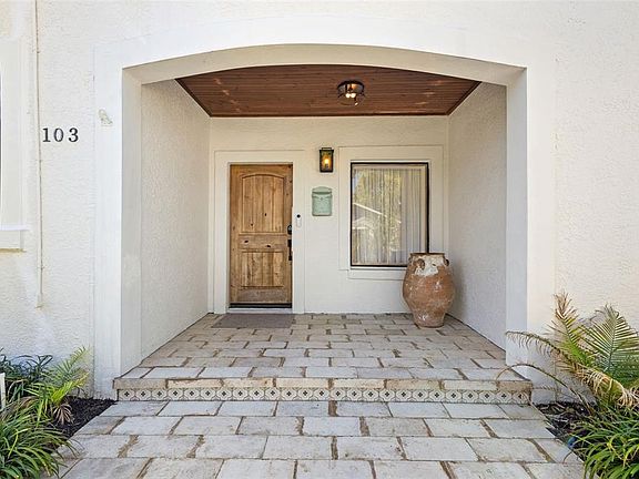3rd image of 103 E Lambright St