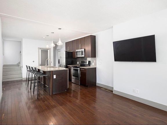 3rd image of 2411 Indianola Ave #2411