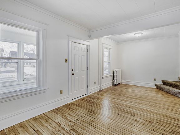 2nd image of 595 Hawthorne Ave E