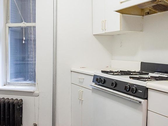 3rd image of 321 W 47th St APT 3A