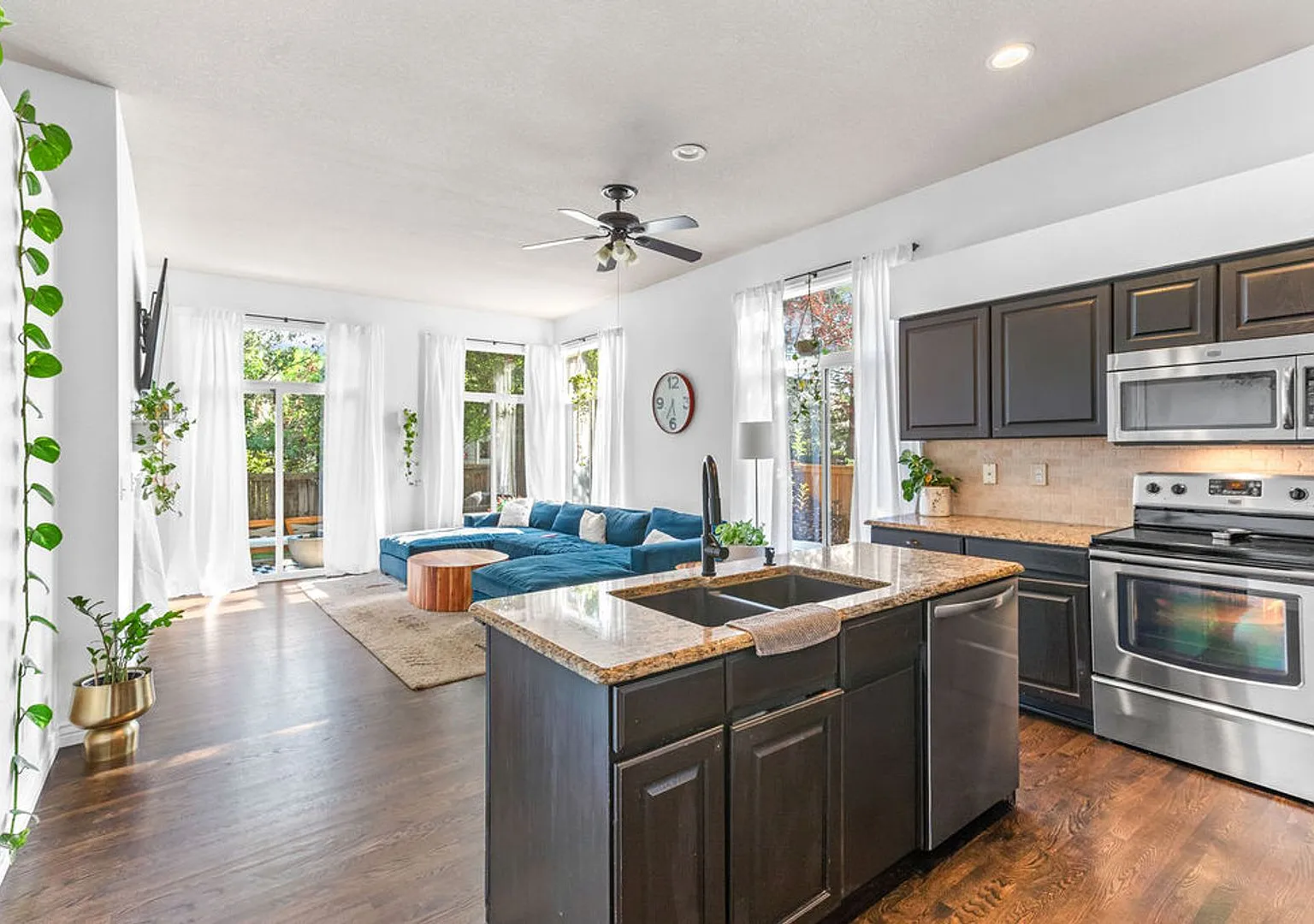 5 Bedroom Available in Timber Creek — Photo 1