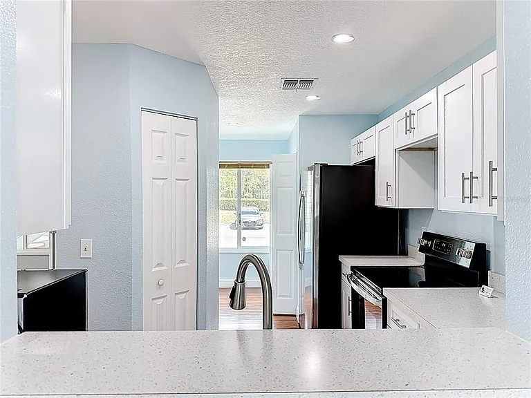 2260 Grenwich Ave #2260 — Photo 9