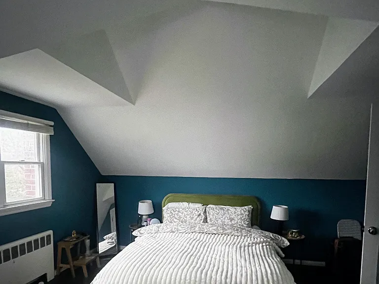 2nd floor bedroom-Queen