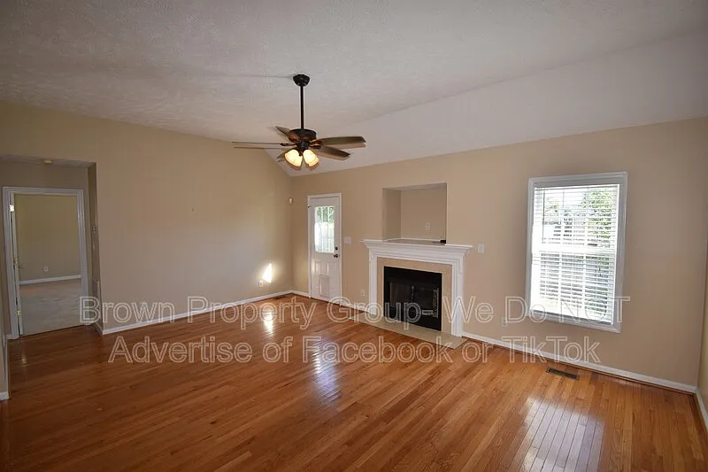 3 bed, 2.0 bath, 1900 sqft, $1,795 — Photo 4