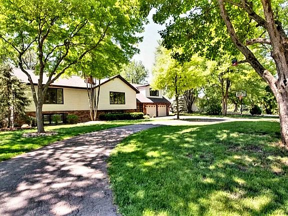 4th image of 36W669 Hickory Hollow Dr