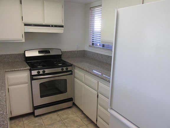 3rd image of 827 E Cypress Ave