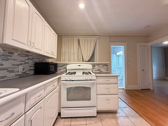 2nd image of 15 Colliston Rd APT 5