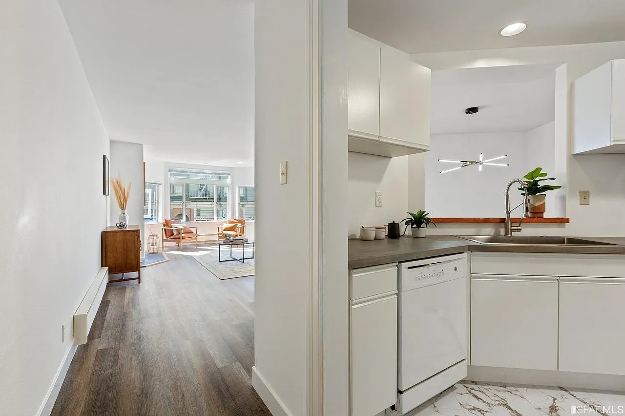 1 bed, 834 sqft, $6,899 — Photo 2