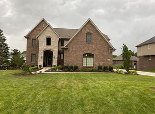 5640 Fox Ridge Dr, Clarkston, MI 48348