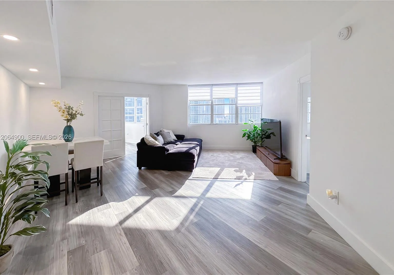 2 bed, 990 sqft, $3,790 — Photo 2