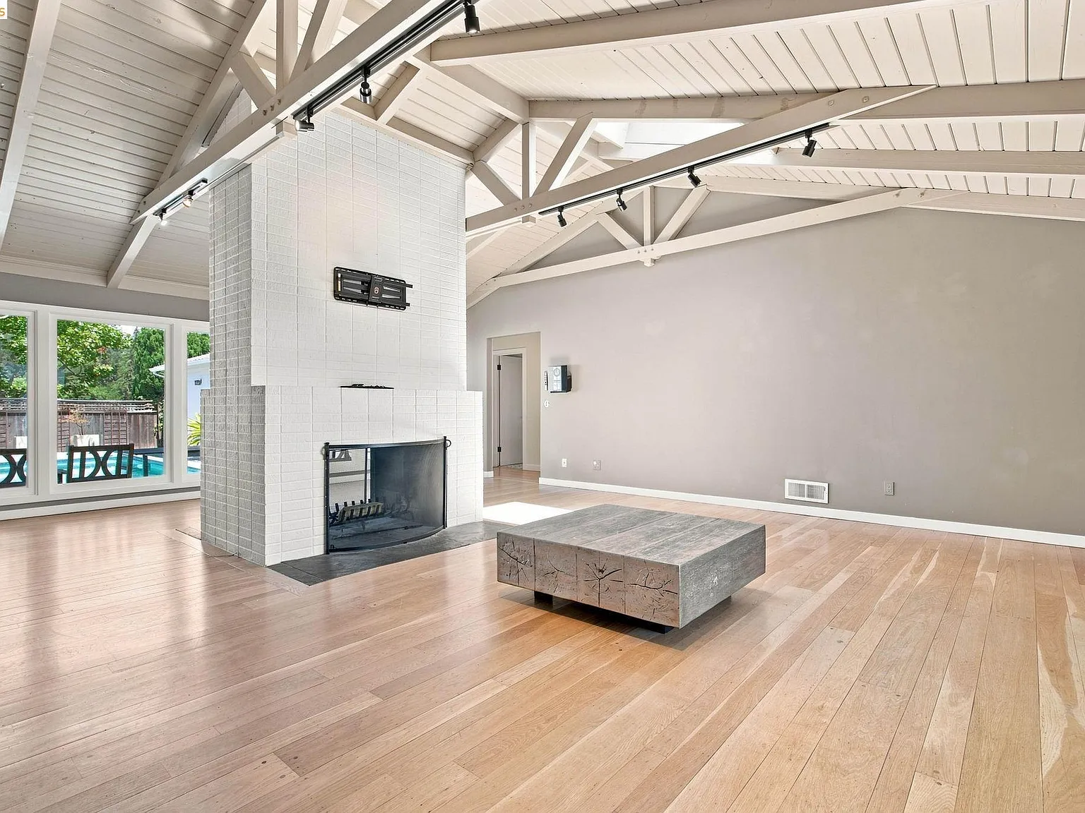 3 bed, 2.5 bath, 2334 sqft, $10,000 — Photo 4