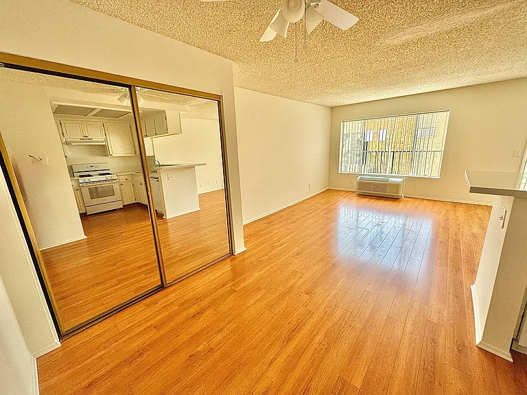 5229 Riverton Ave #10 — Photo 2