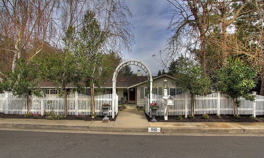 1st image of 592 Bradford Pl