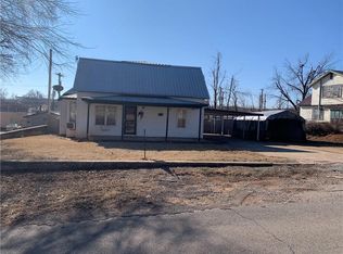 210 W Locust St, Binger, OK 73009