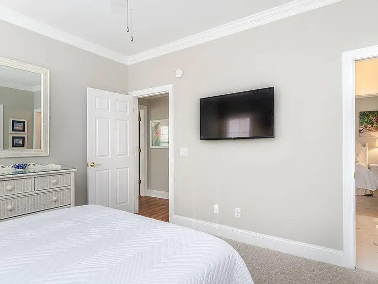 18 E Greensboro St #A — Photo 24