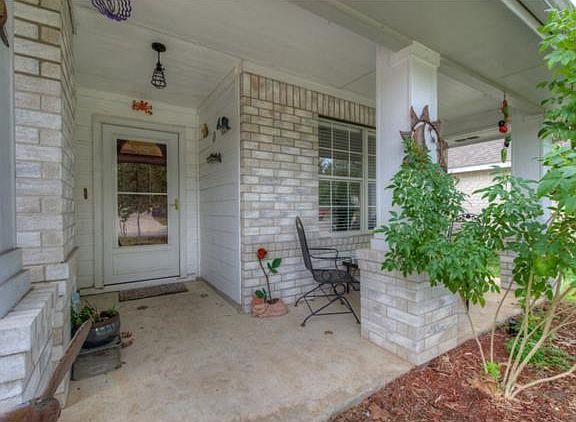 4th image of 700 Hilltop Dr
