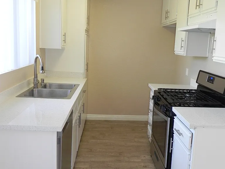 Chapman Villas Apartments — Photo 41