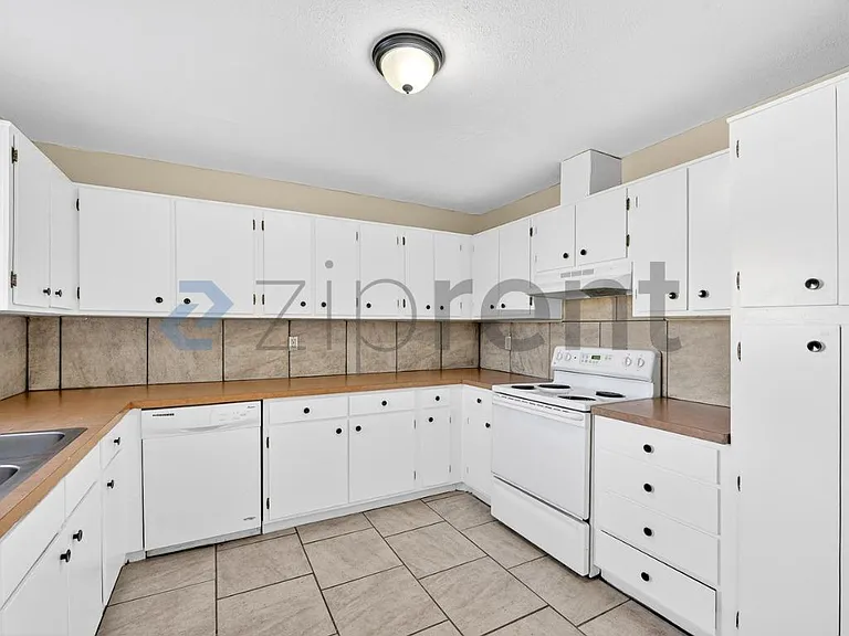 3225 Crites St #102 — Photo 10