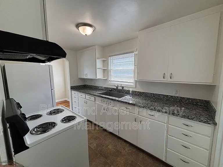 656 Breys Ave NE — Photo 9