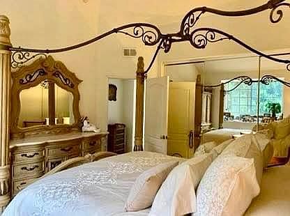 Spacious PillowTop Serta KingSize Furnished 
5 Piece Bedroom Set. Mirror Spacious Closet. 
Quiet Bay Viewing Window With Blackout Shade.