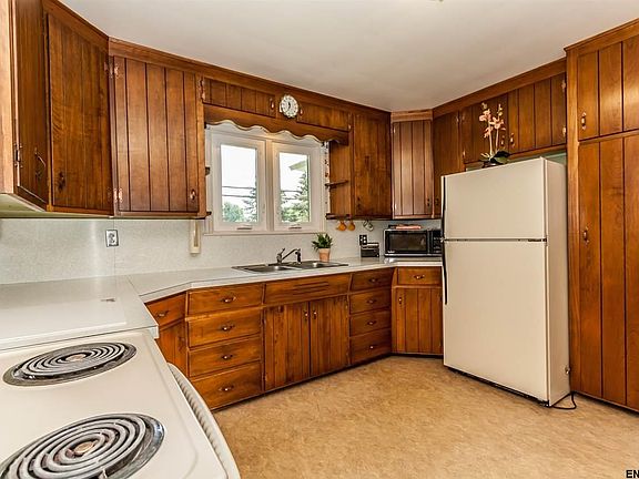 5th image of 28 Buell Ave