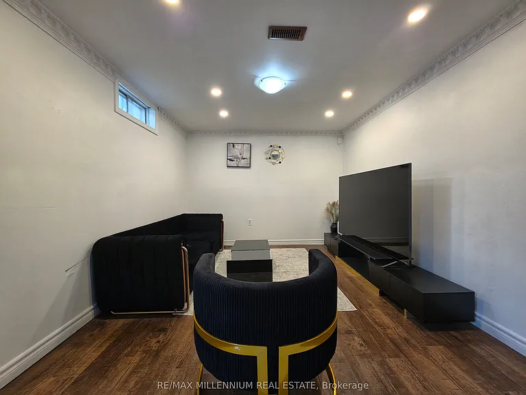 66 Overlord Cres #LOWER — Photo 8