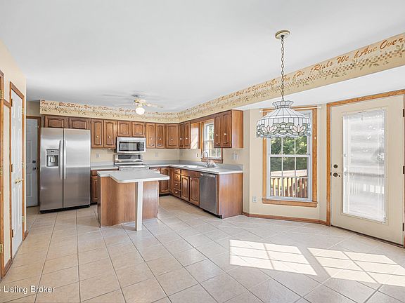5th image of 3905 Deer Lake Ct
