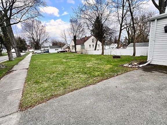 3rd image of 225 Seymour Rd