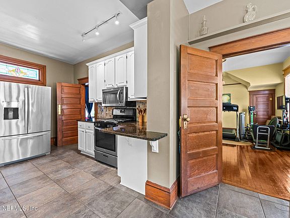 4th image of 221 E 7TH Street