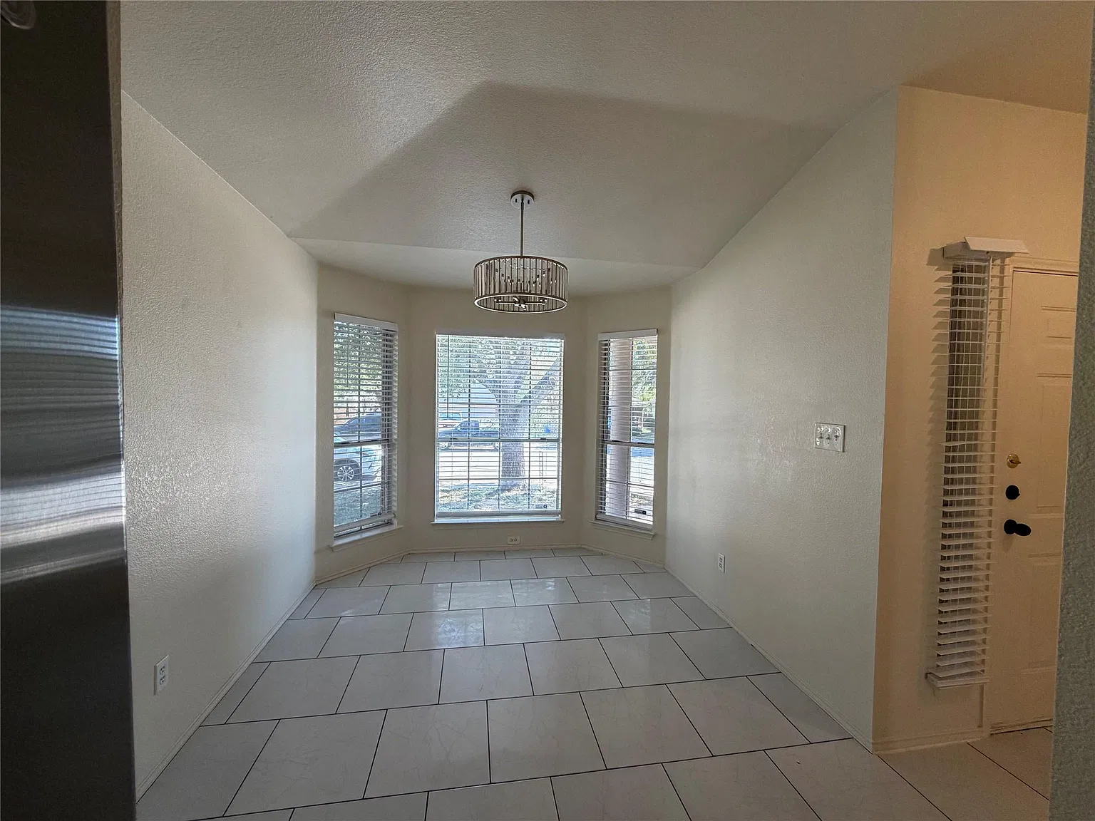 3 bed, 2.0 bath, 1299 sqft, $1,850 — Photo 3