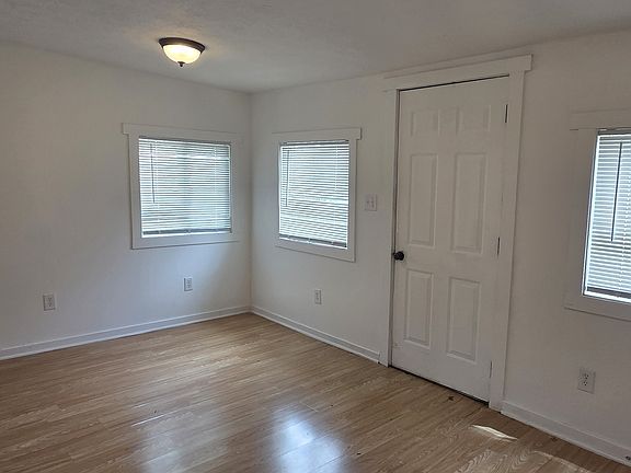 3rd image of 2343 Hoyt Ave