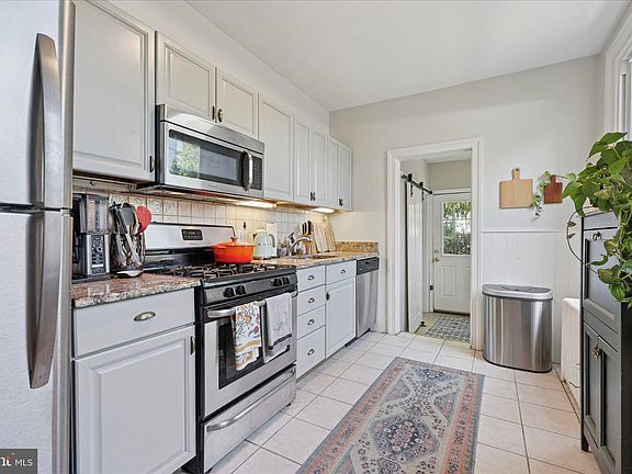 4th image of 466 Conarroe St #1/2