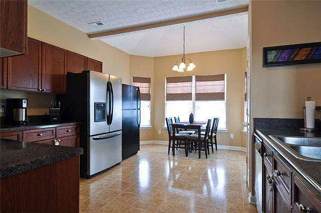 4 bed, 2.5 bath, 2460 sqft, $2,400 — Photo 3