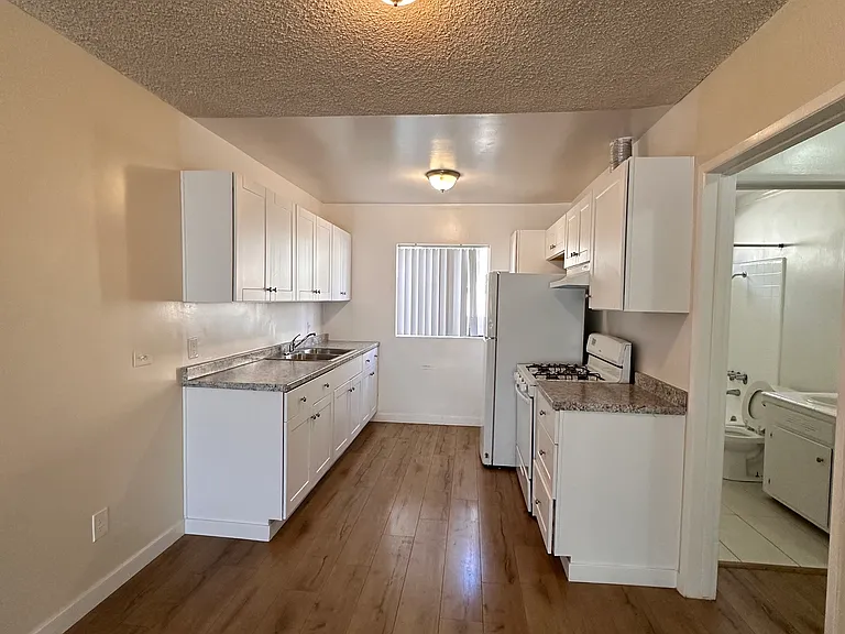 8024 Owensmouth Ave #7 — Photo 19