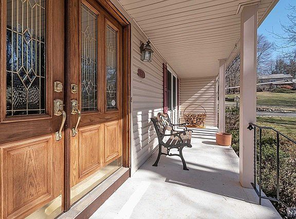 4th image of 860 Teller Ln