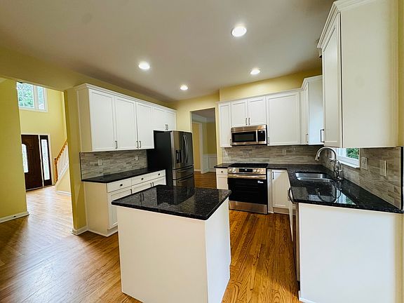 3rd image of 595 Oak Alley Way