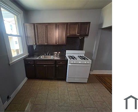 3rd image of 889 Marcella St