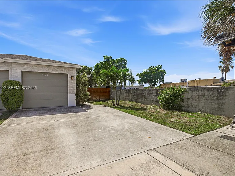 935 NW 2nd Ave — Photo 3